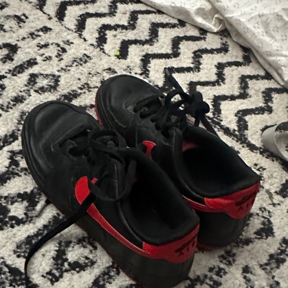 Nike Black and Red Men's Sneakers